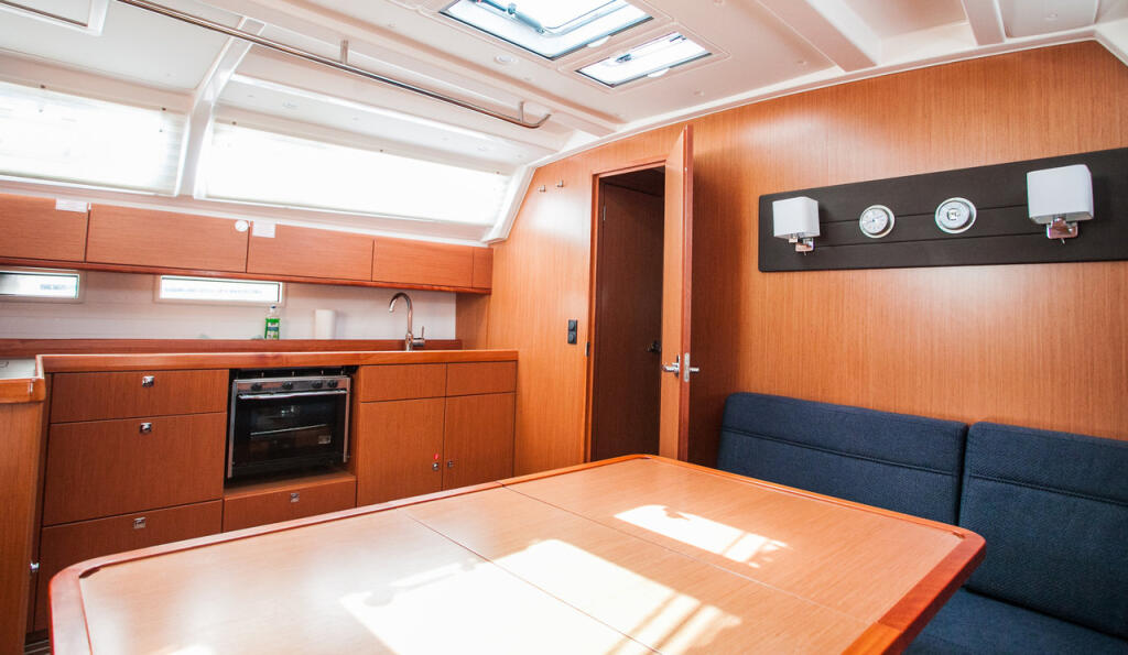 Sailing yacht 