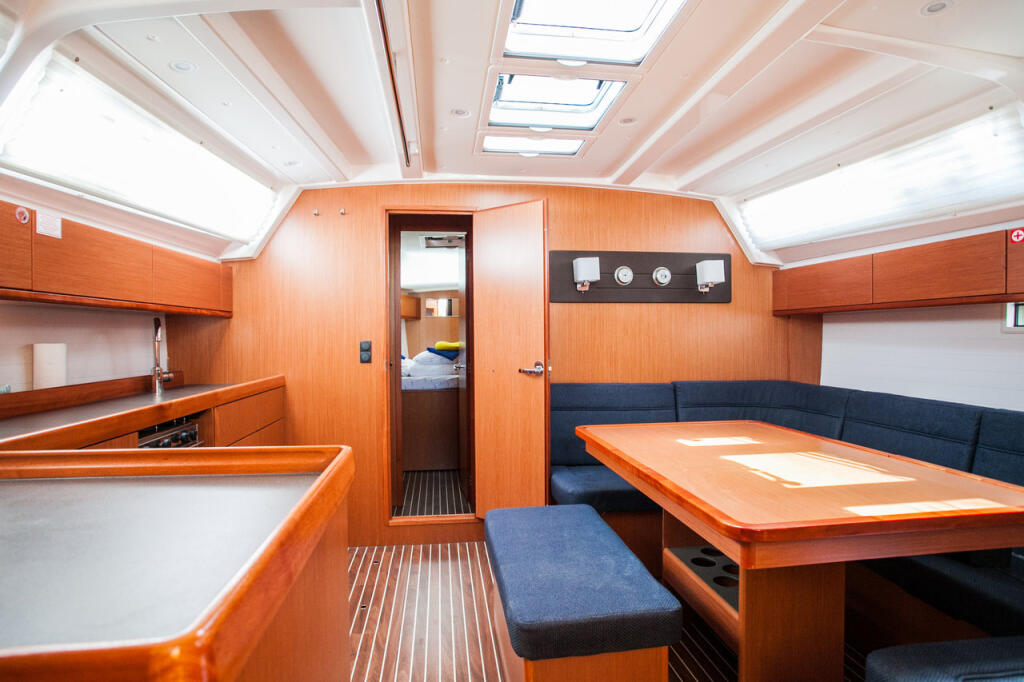 Sailing yacht 