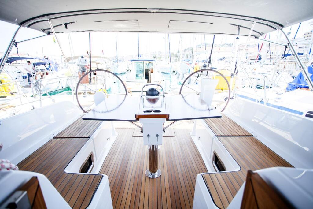 Sailing yacht 