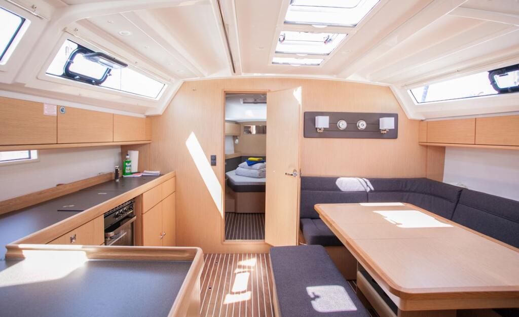 Sailing yacht 