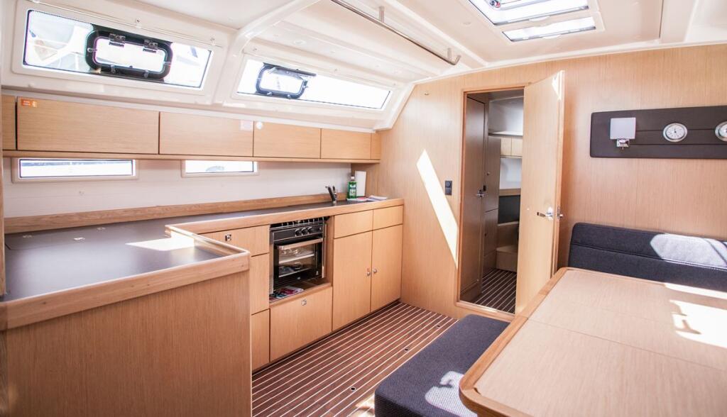 Sailing yacht 