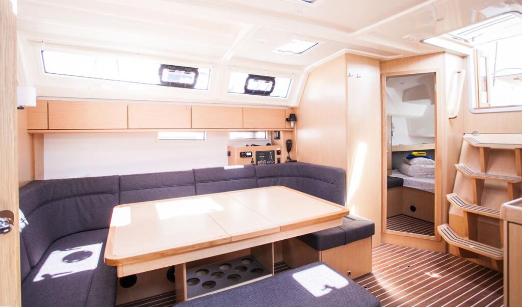 Sailing yacht 
