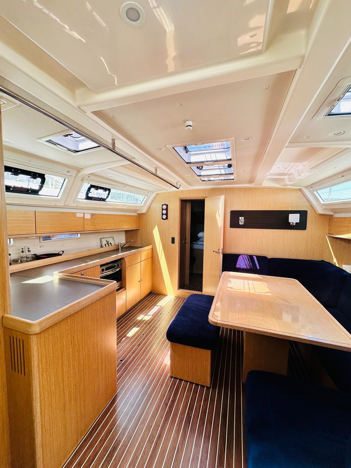 Sailing yacht 