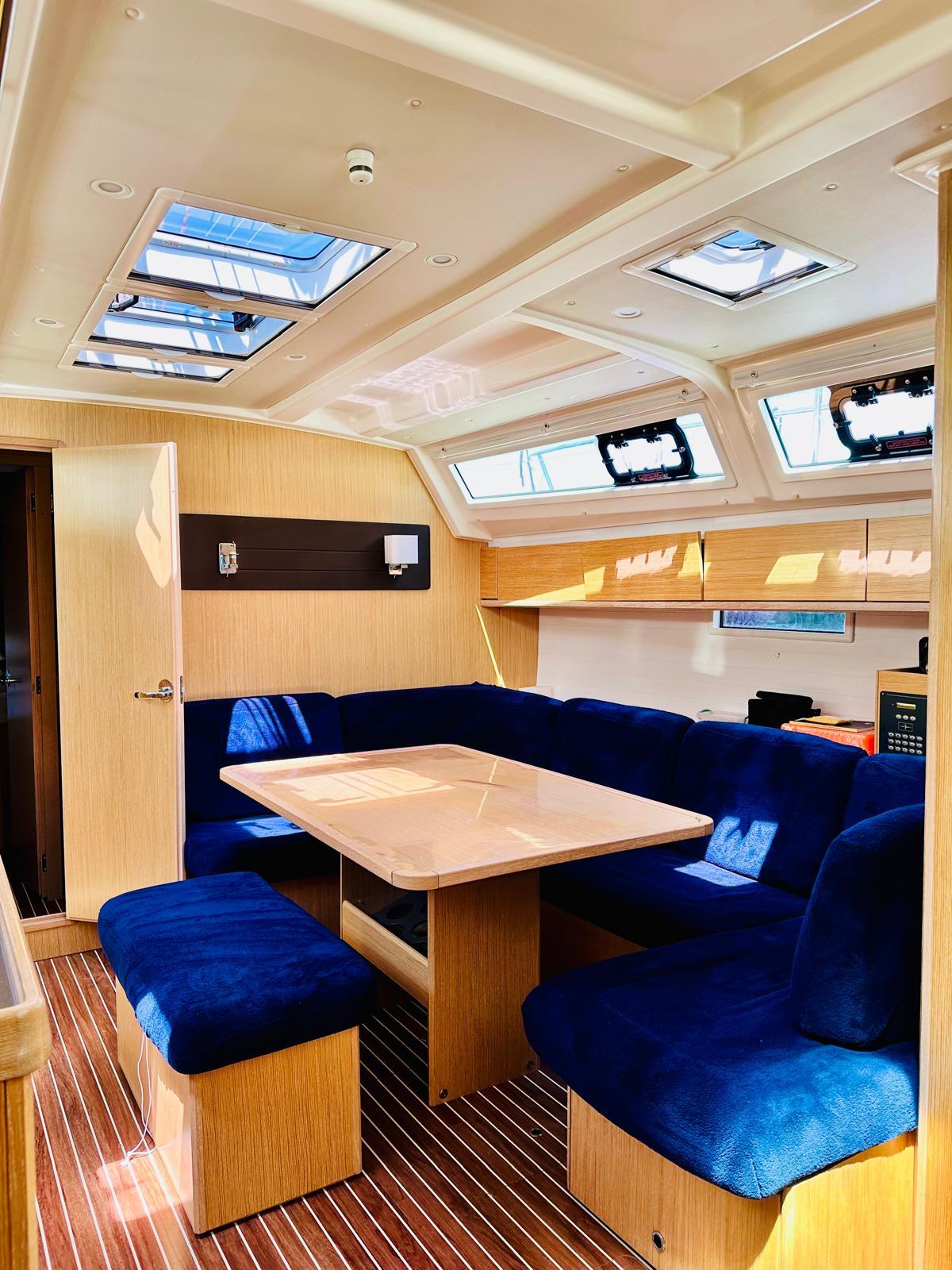 Sailing yacht 