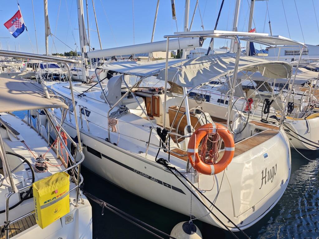 Sailing yacht 