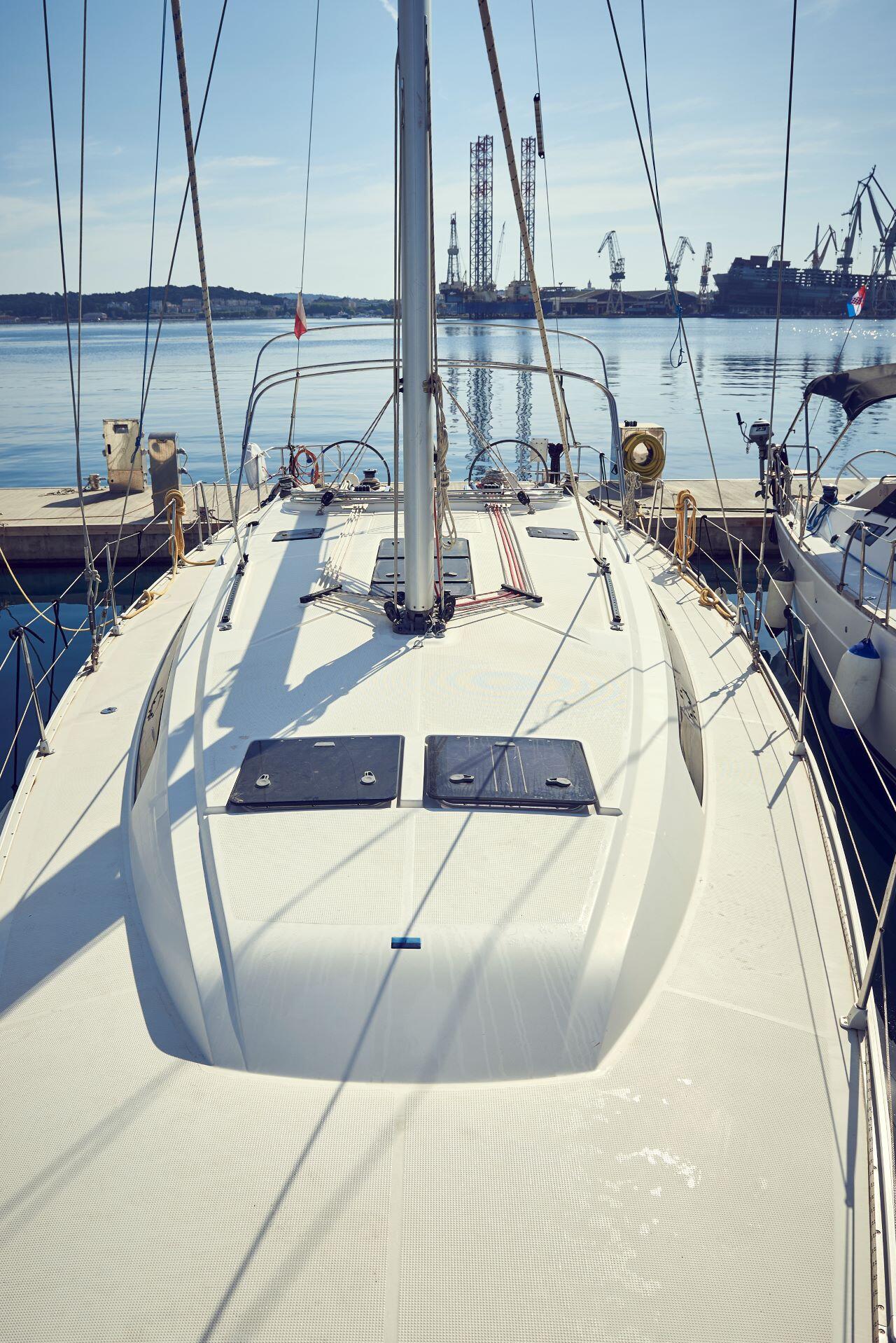 Sailing yacht 