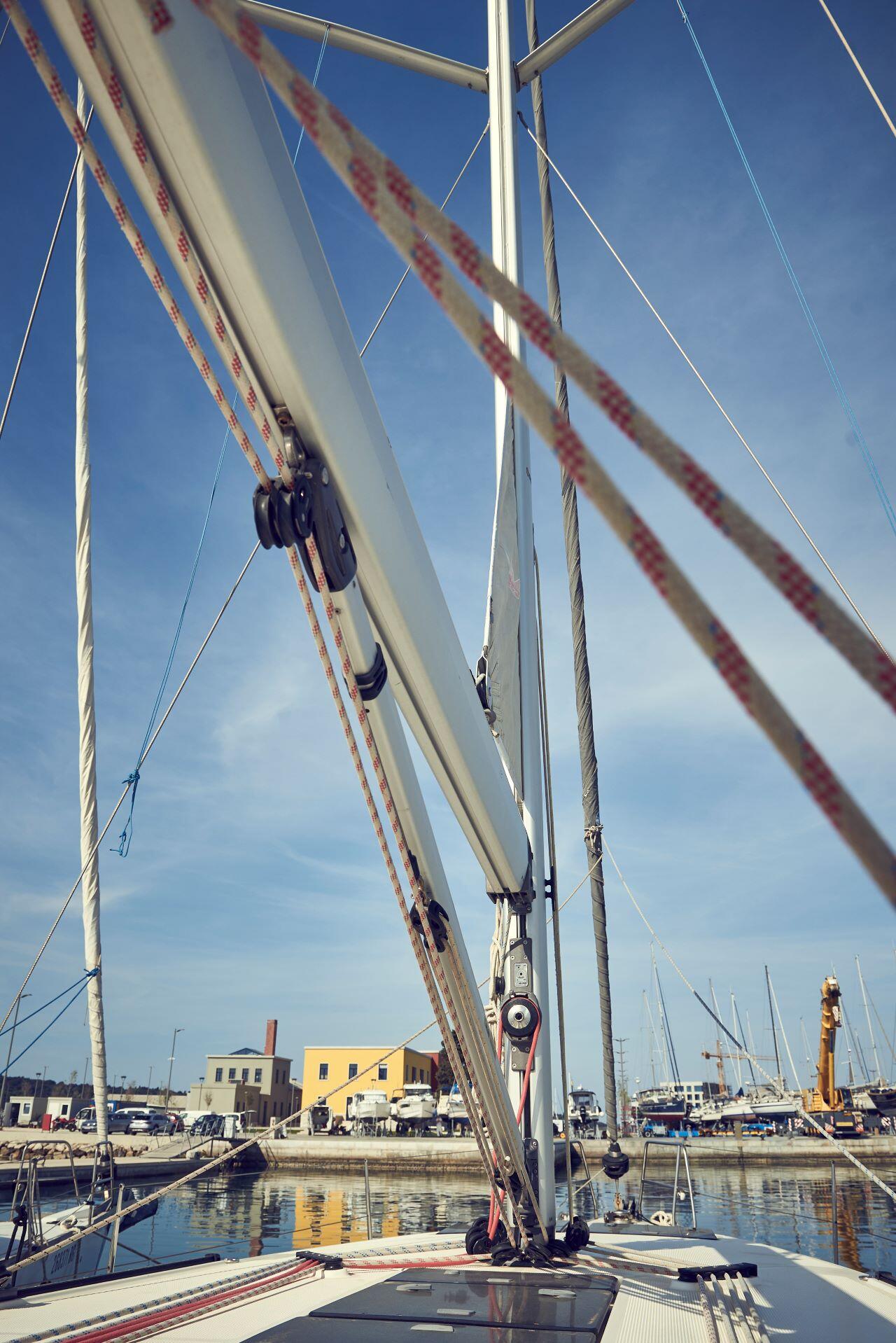 Sailing yacht 
