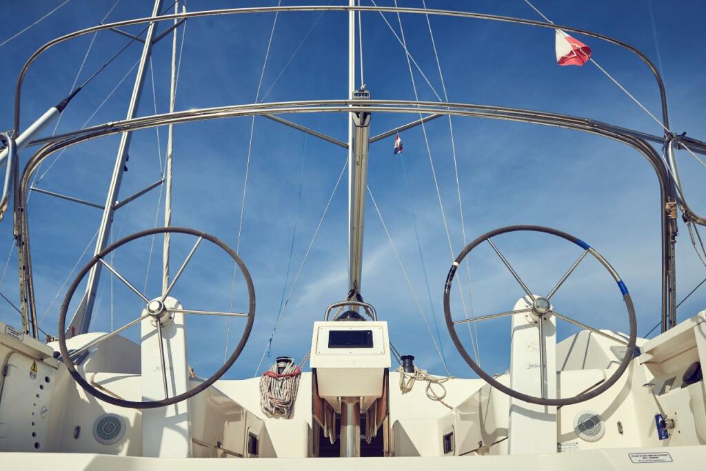 Sailing yacht 