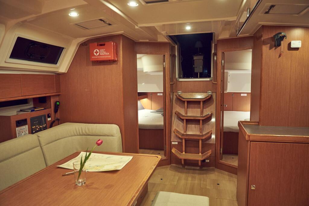 Sailing yacht 