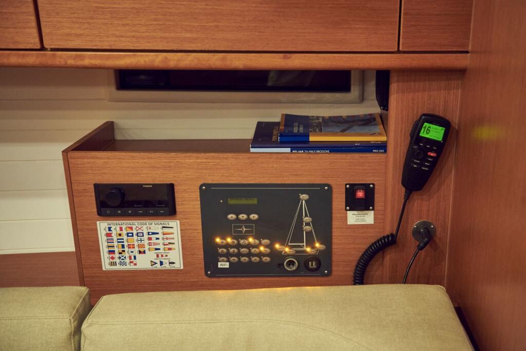 Sailing yacht 