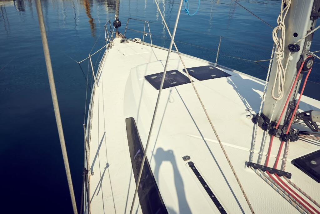 Sailing yacht 