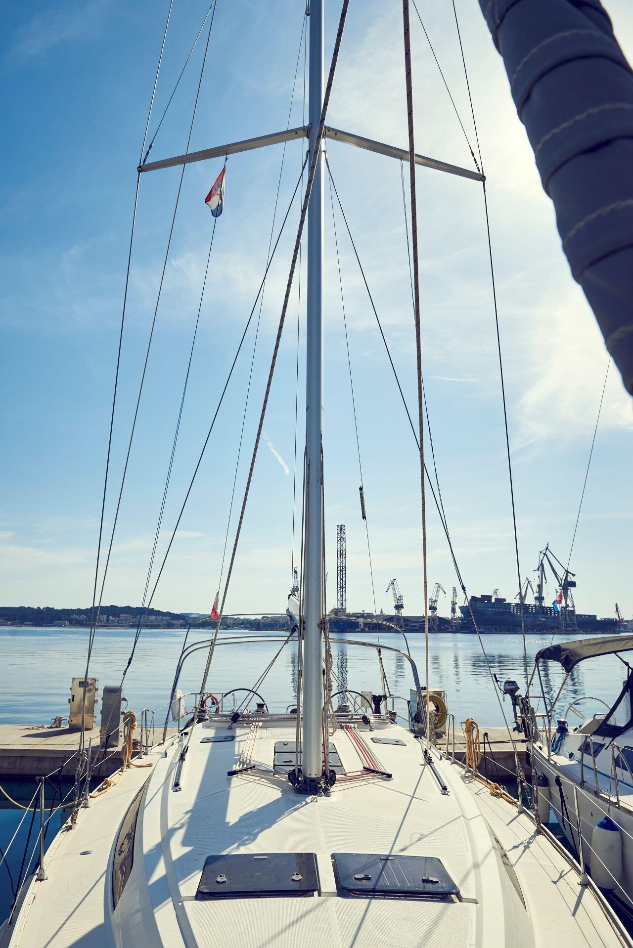 Sailing yacht 