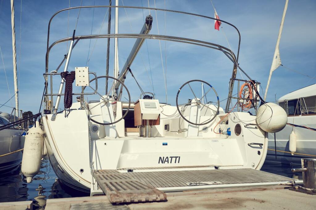 Sailing yacht 