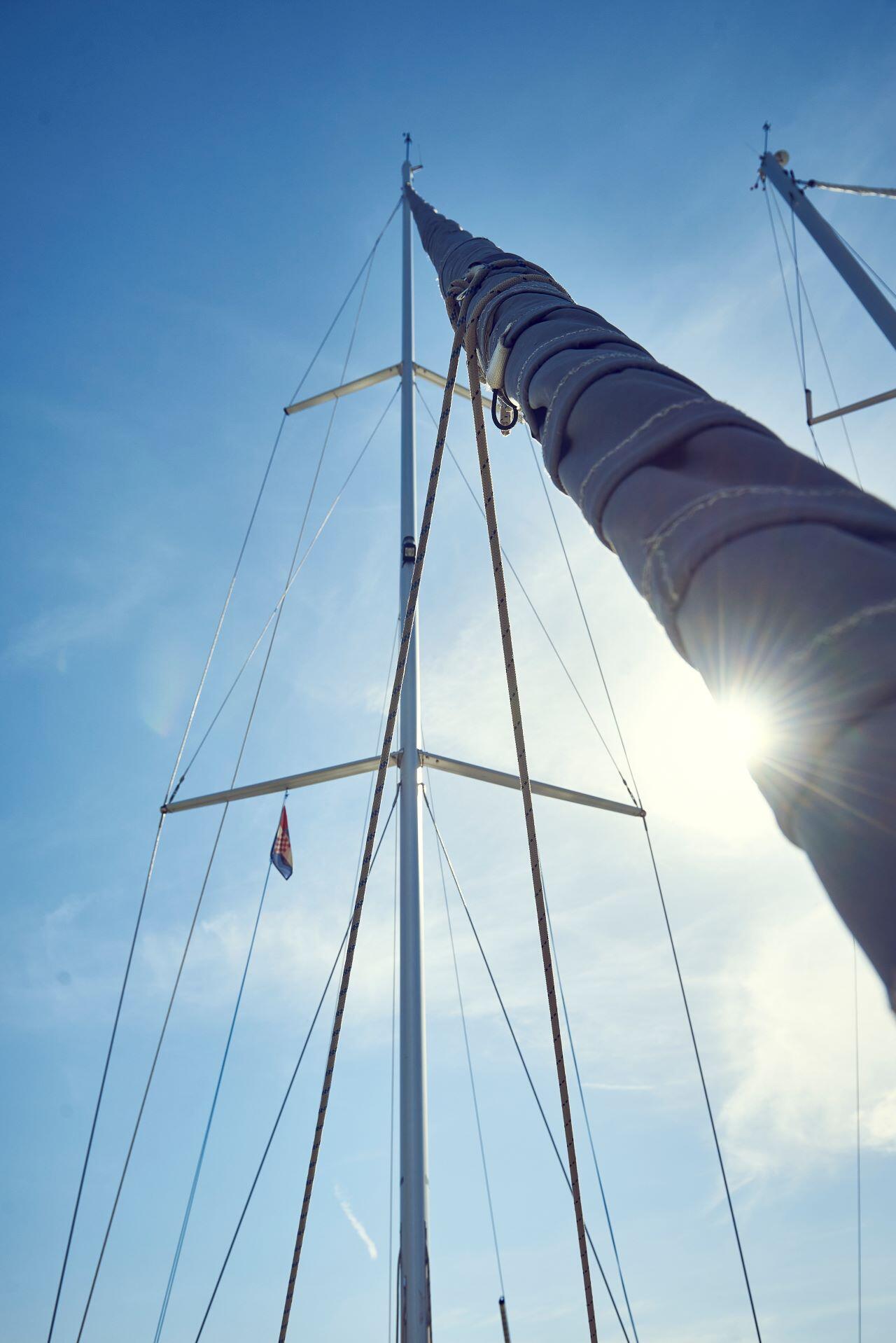 Sailing yacht 