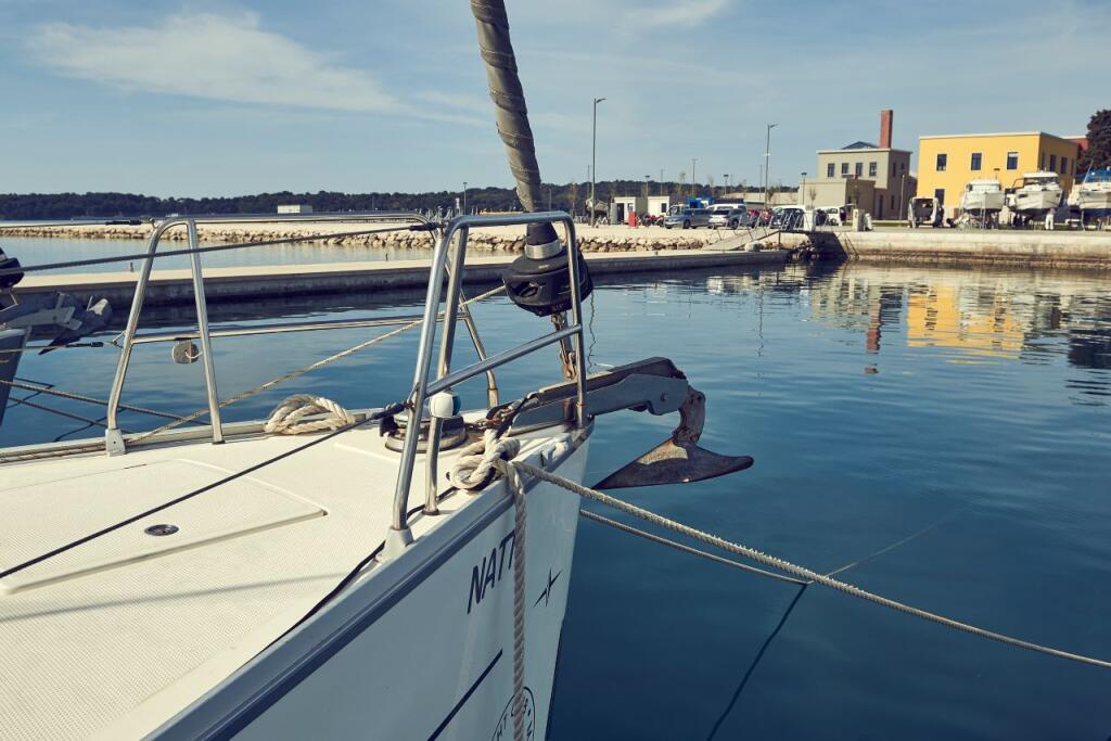 Sailing yacht 