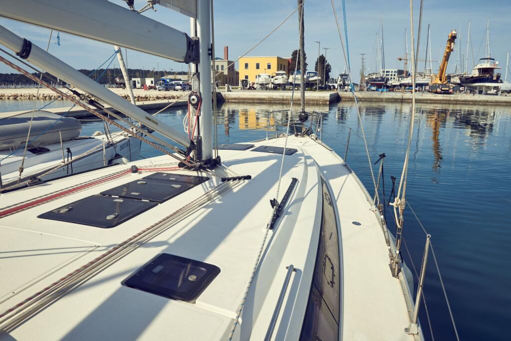 Sailing yacht 