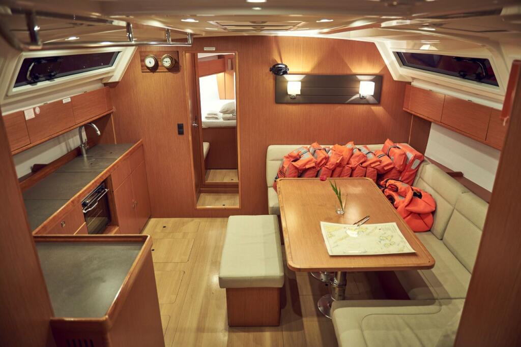 Sailing yacht 
