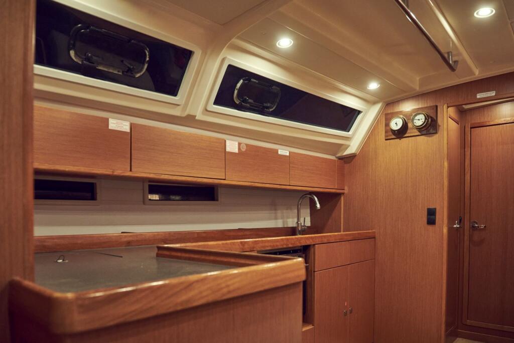 Sailing yacht 