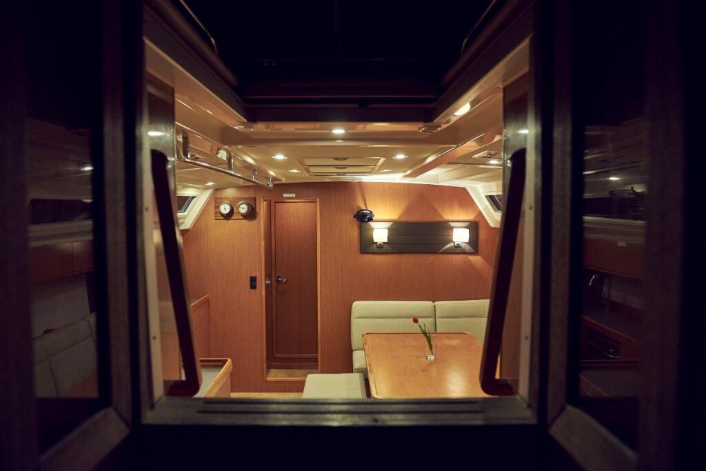 Sailing yacht 