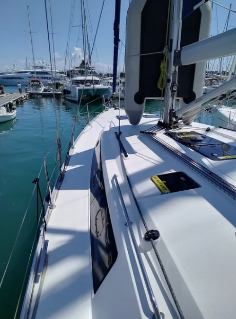 Sailing yacht 