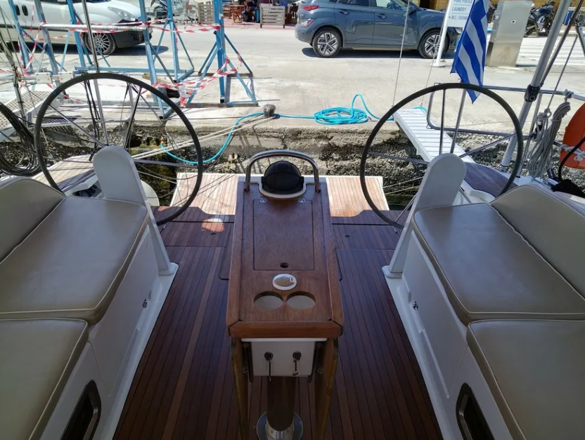 Sailing yacht 