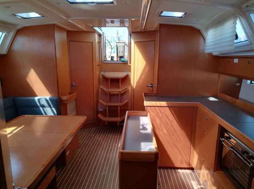 Sailing yacht 