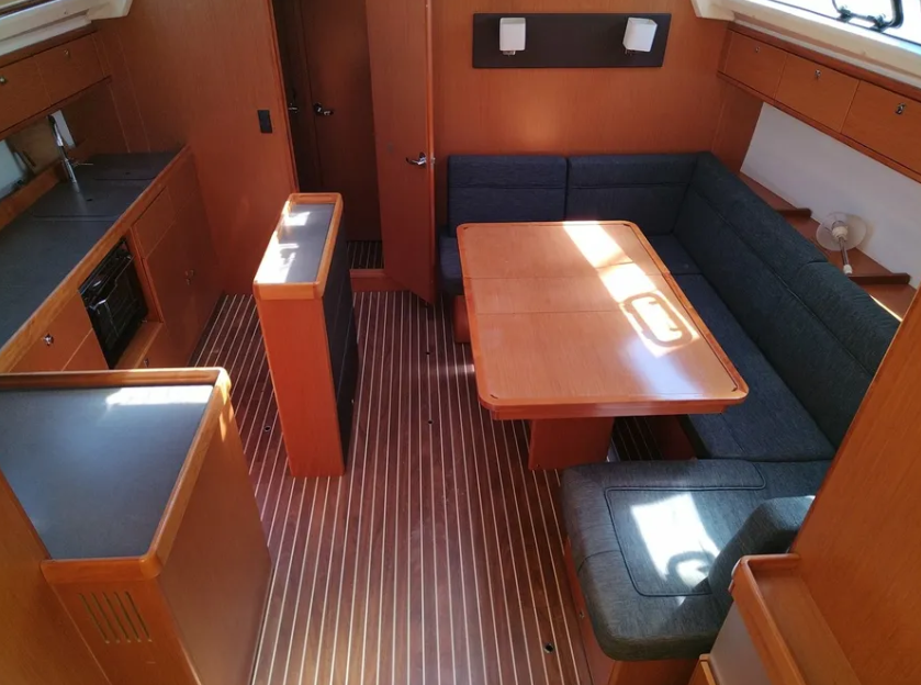 Sailing yacht 