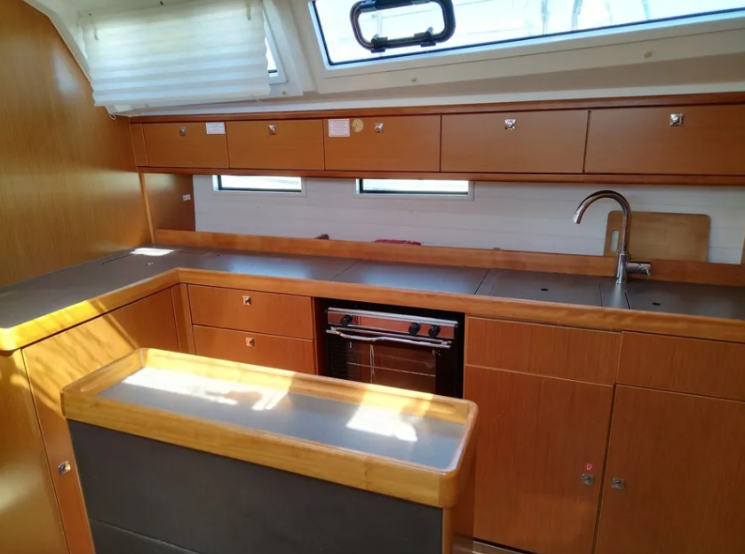 Sailing yacht 