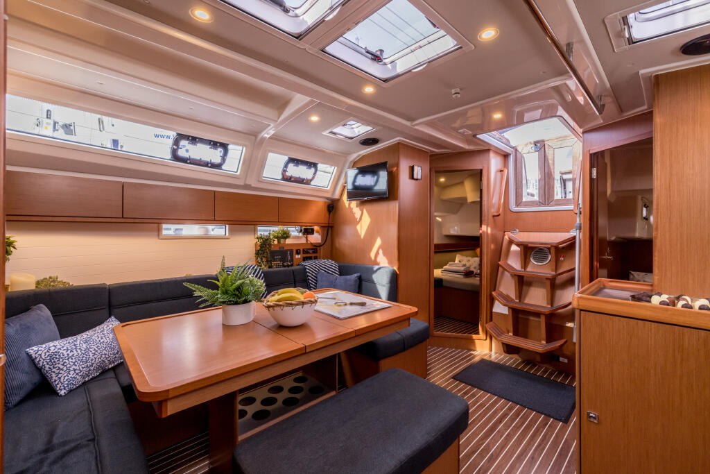 Sailing yacht 