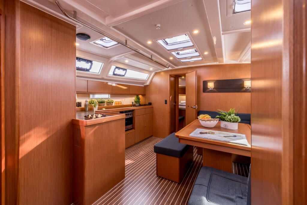 Sailing yacht 