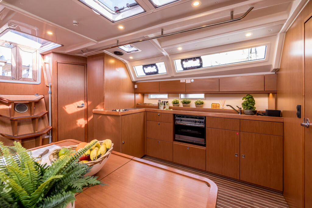 Sailing yacht 