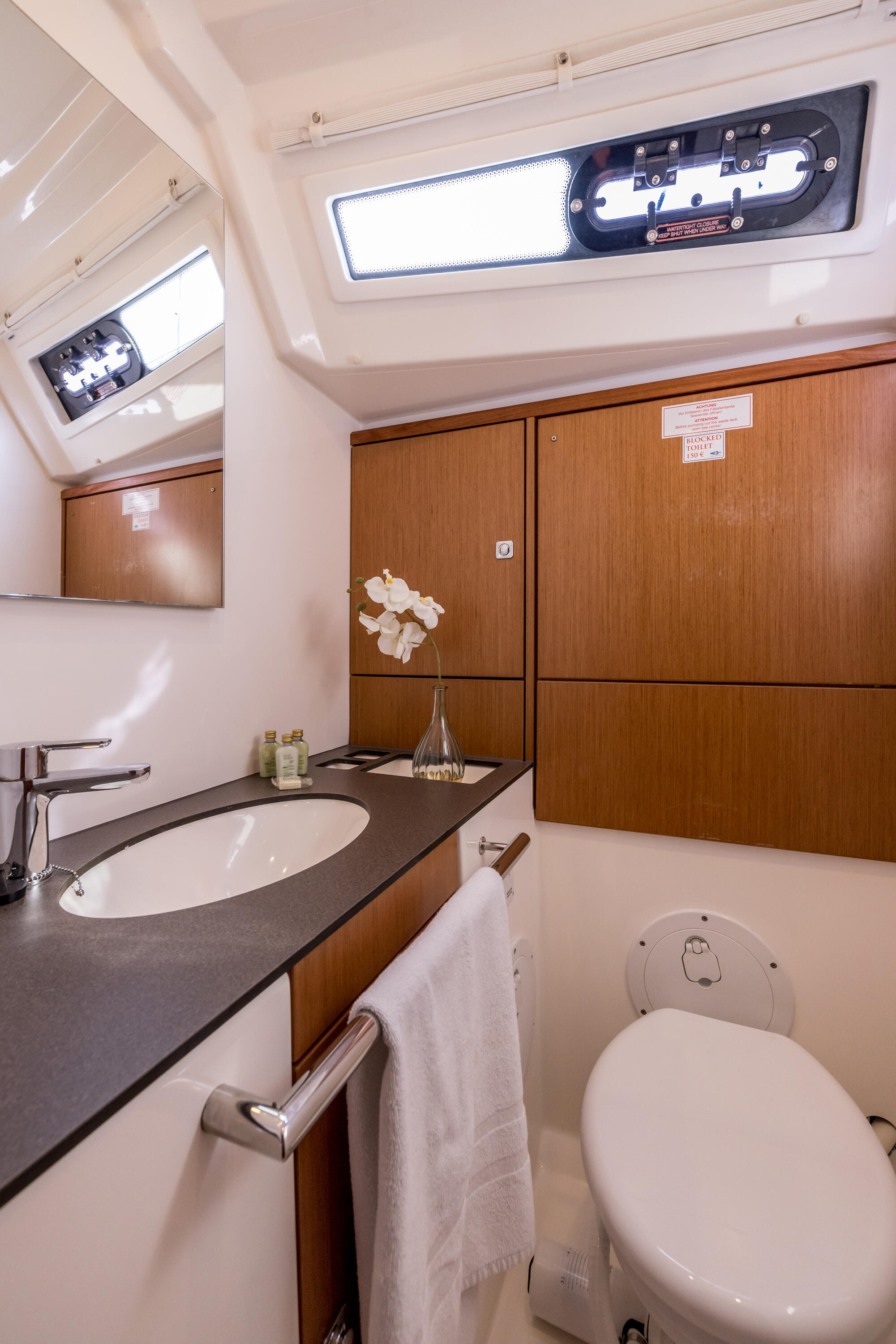 Sailing yacht 