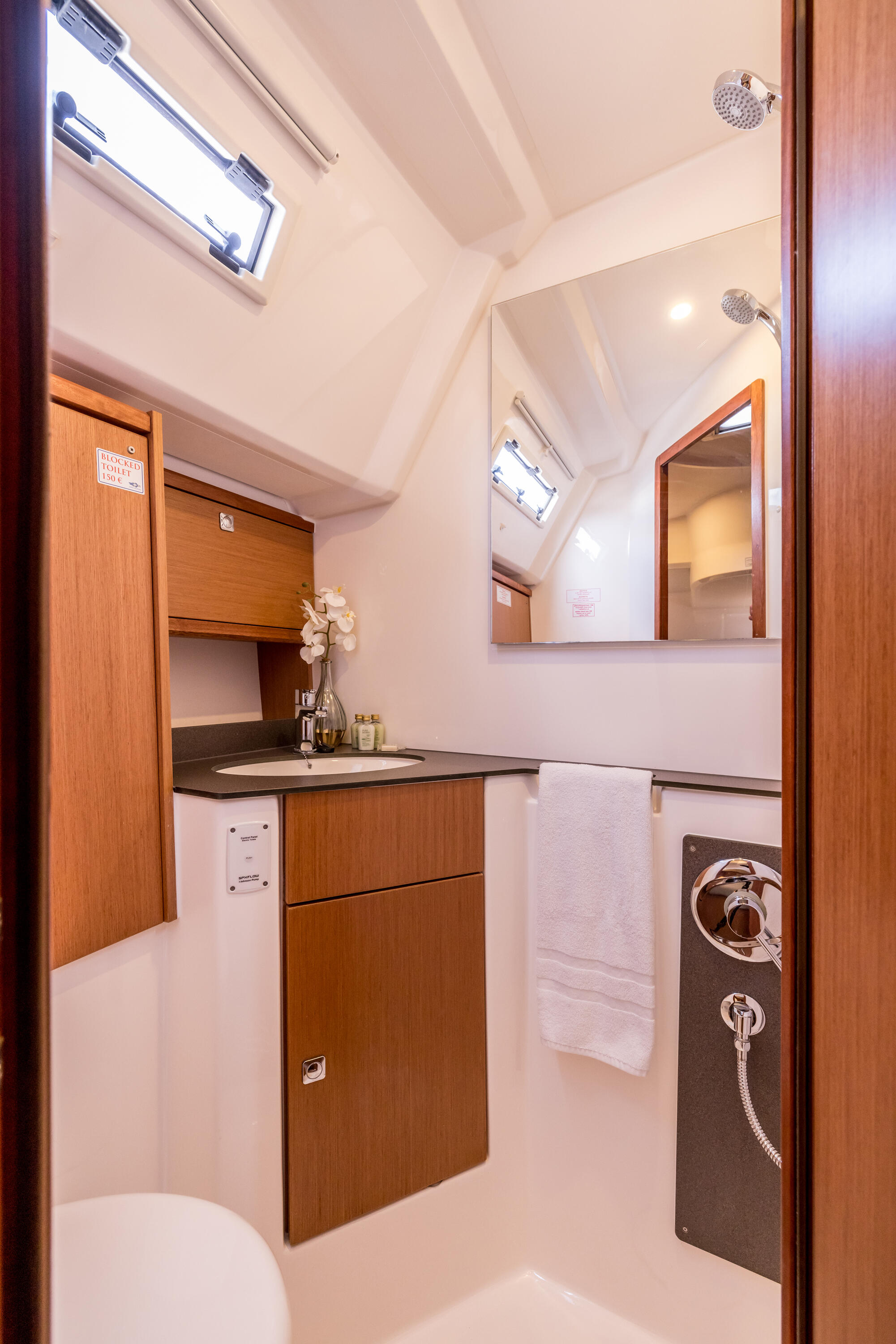 Sailing yacht 