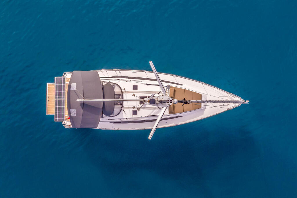 Sailing yacht 