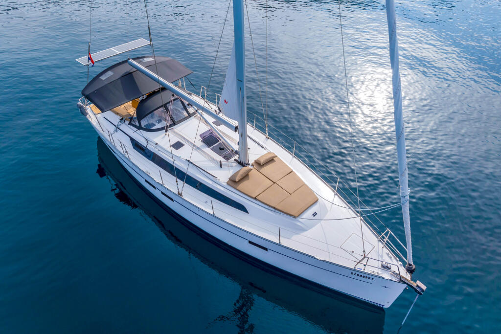 Sailing yacht 