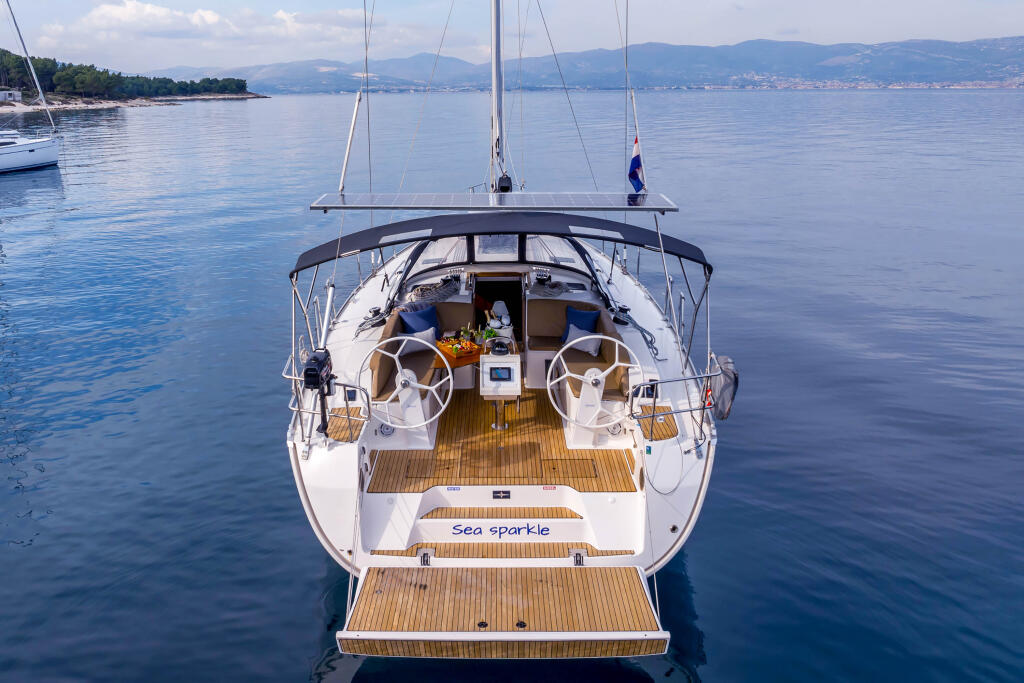 Sailing yacht 