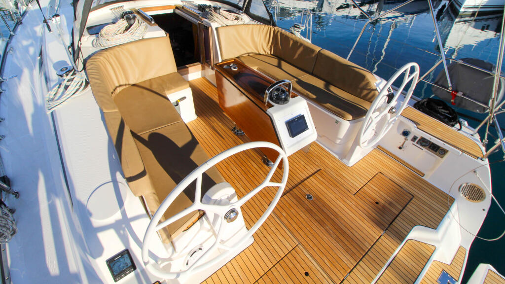 Sailing yacht 