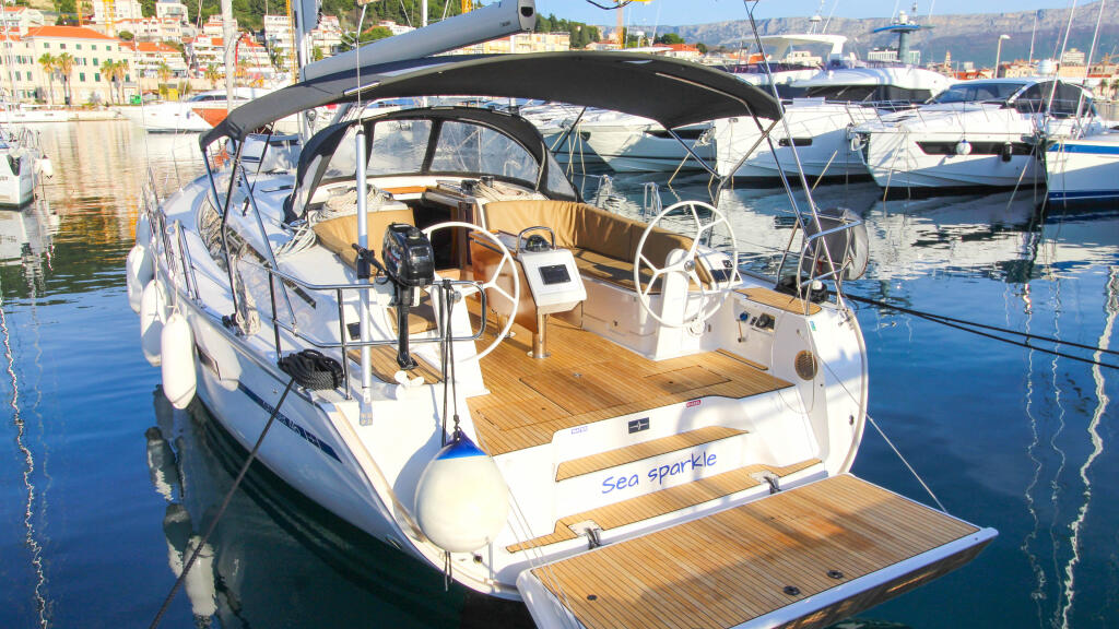 Sailing yacht 