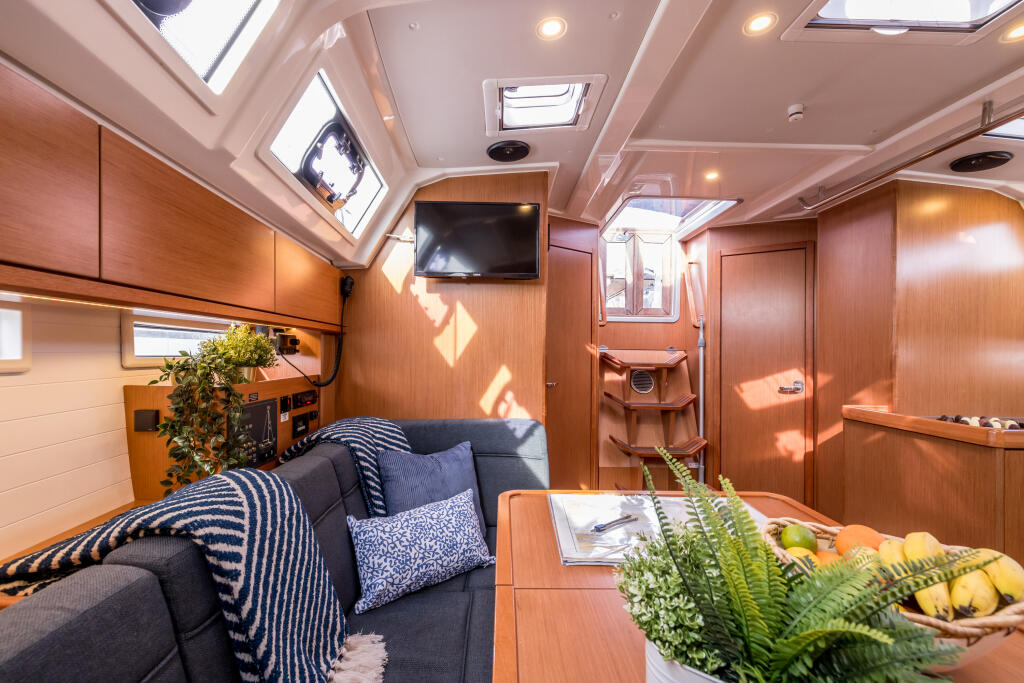 Sailing yacht 