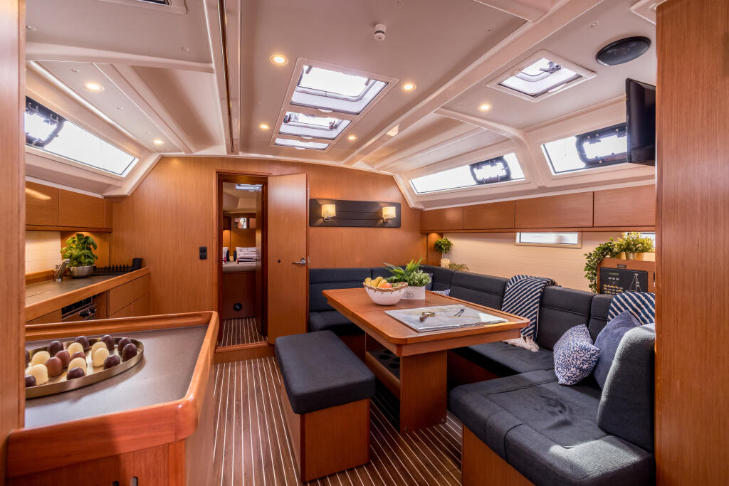 Sailing yacht 