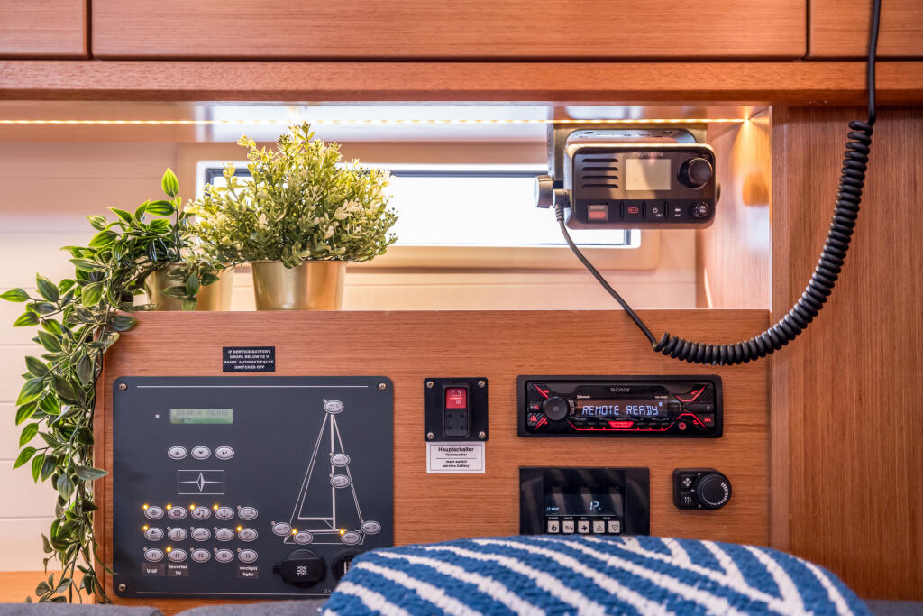 Sailing yacht 