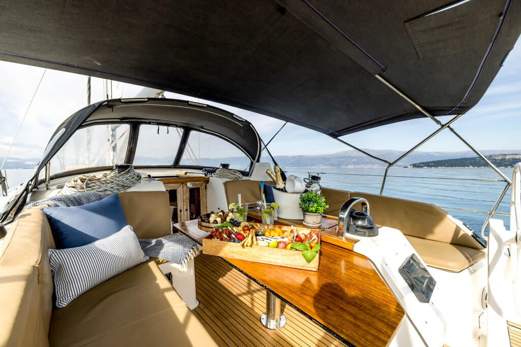 Sailing yacht 