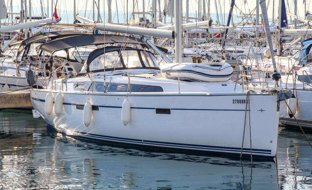 Sailing yacht 