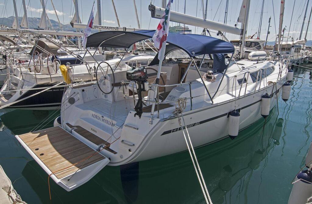Sailing yacht 