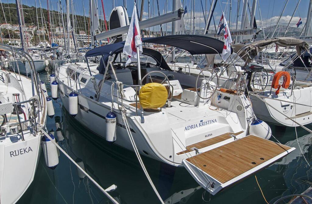 Sailing yacht 