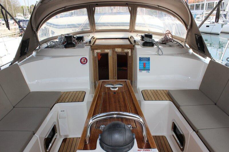 Sailing yacht 