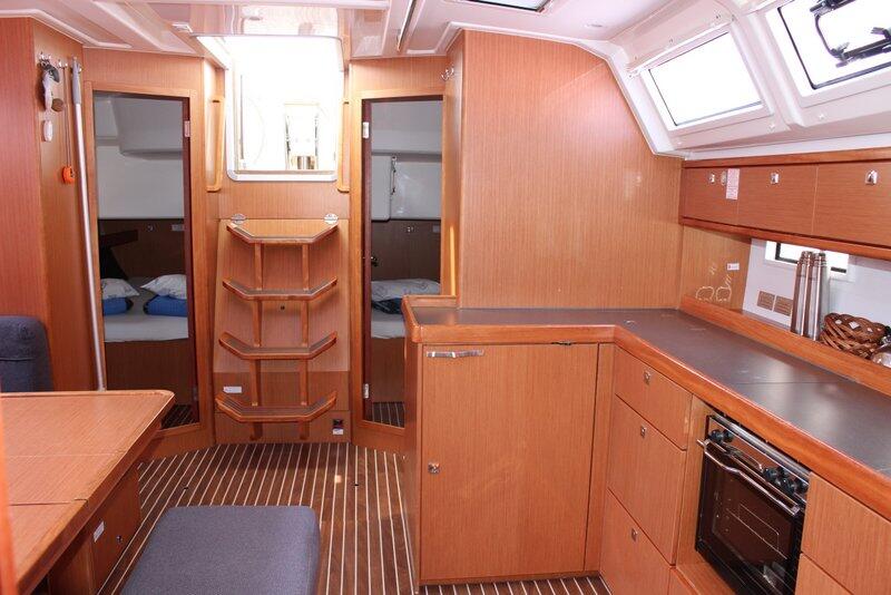 Sailing yacht 