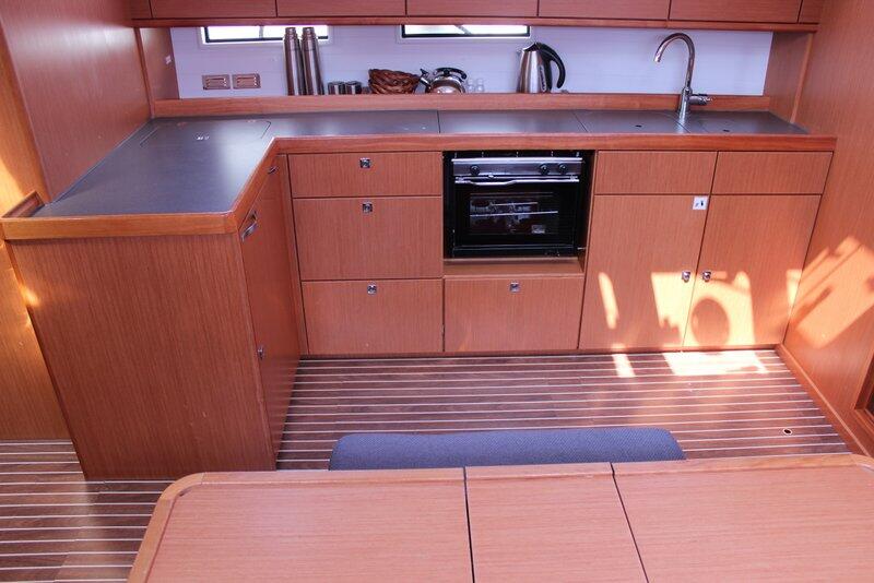 Sailing yacht 