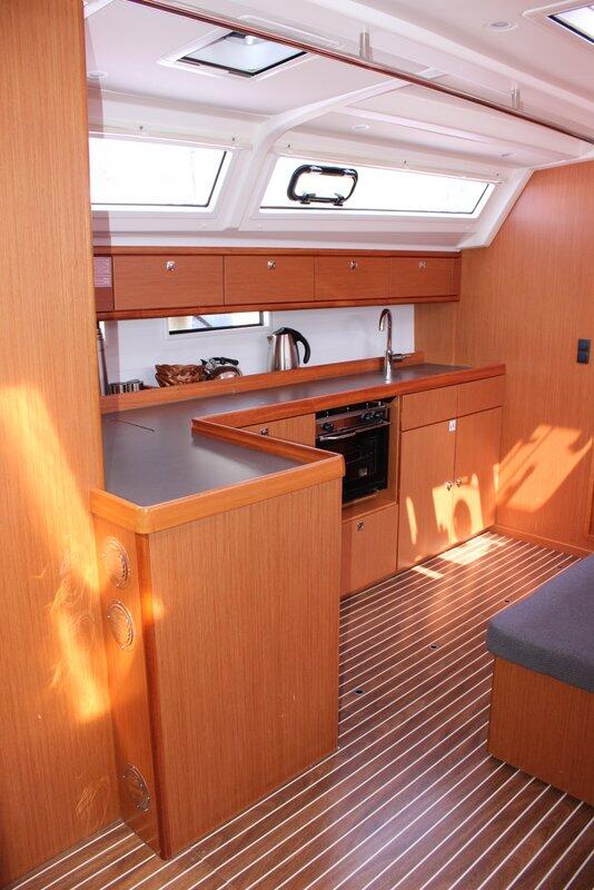 Sailing yacht 