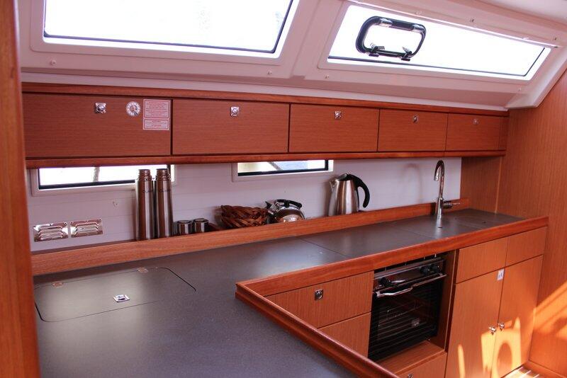 Sailing yacht 